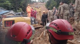 Alat berat cari korban longsor di Tiban Batam, Senin (13/1). Foto:Luci/matapedia