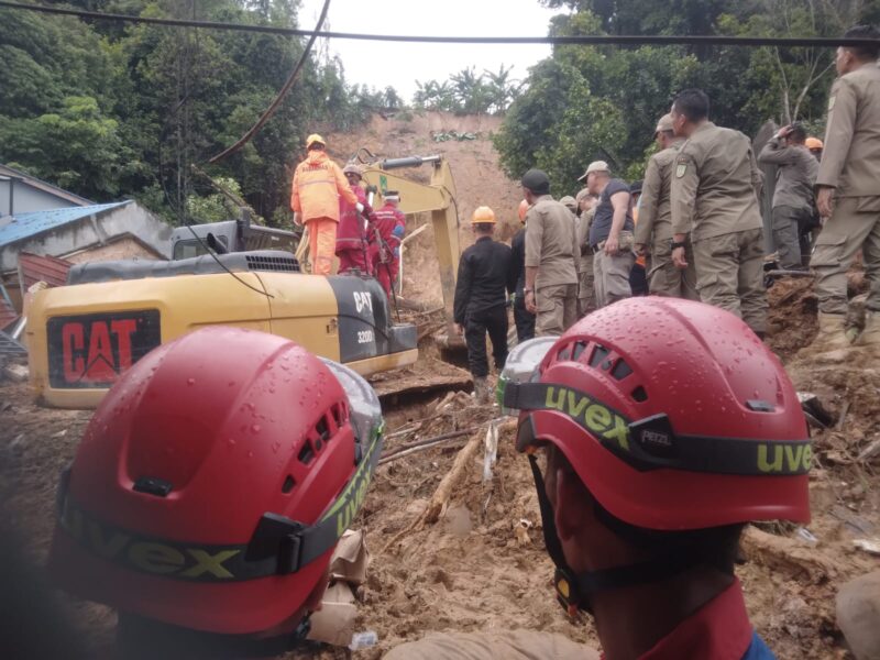 Alat berat cari korban longsor di Tiban Batam, Senin (13/1). Foto:Luci/matapedia