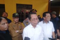 Wakil Wali Kota Batam Amsakar Achmad saat meninjau longsor di Tiban, Senin (13/1). Foto:Dok/luci-matapedia
