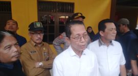 Wakil Wali Kota Batam Amsakar Achmad saat meninjau longsor di Tiban, Senin (13/1). Foto:Dok/luci-matapedia