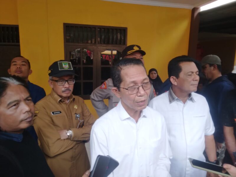 Wakil Wali Kota Batam Amsakar Achmad saat meninjau longsor di Tiban, Senin (13/1). Foto:Dok/luci-matapedia