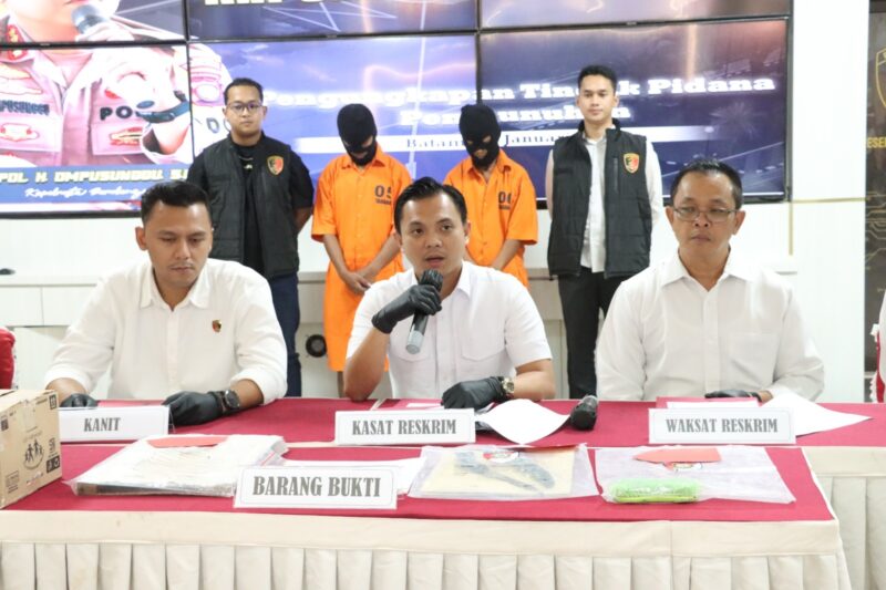 Kasat Reskrim Polresta Barelang AKP Debby Tri Andrestian saat memimpin konferensi pers pembunuhan remaja di Batam, Senin (13/1/2025). Matapedia6.com/ Dok Polresta
