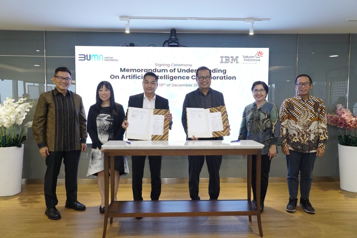 Executive Chairman IBM Indonesia Omar Sjawaldy Anwar (Paling Kiri), General Manager and Technology Leader IBM ASEAN (Kedua dari Kiri), President Director IBM Indonesia Roy Kosasih (Ketiga dari Kiri), Direktur Strategic Portfolio Telkom Budi Setyawan Wijaya (Ketiga dari Kanan), Direktur Enterprise & Business Service FM Venusiana R (Kedua dari Kanan), dan EVP Digital Business & Technology Komang Budi Aryasa (Paling Kanan) pada acara penandatangan Memorandum of Understanding (MoU) antara PT Telkom Indonesia (Persero) Tbk (Telkom) dan PT IBM Indonesia (IBM) di Telkom Landmark Tower (TLT), beberapa waktu yang lalu. Foto:Telkom