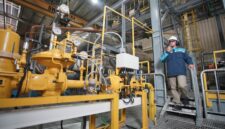 Petugas PLN Batam sedang cek listrik. Foto:Dok/Humas PLN Batam