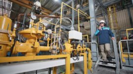 Petugas PLN Batam sedang cek listrik. Foto:Dok/Humas PLN Batam