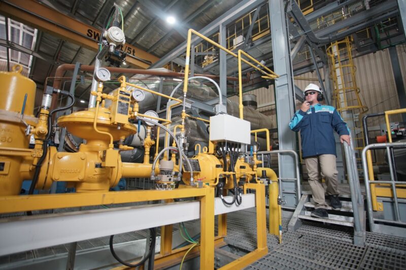 Petugas PLN Batam sedang cek listrik. Foto:Dok/Humas PLN Batam