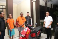 Dua pelaku jambret di depan Kepri Mall Batam Centre saat dihadirkan di lobi utama Polresta Barelang, dalam konferensi pers, Senin (13/1/2025). Matapedia6.com/ Dok Polresta