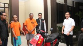 Dua pelaku jambret di depan Kepri Mall Batam Centre saat dihadirkan di lobi utama Polresta Barelang, dalam konferensi pers, Senin (13/1/2025). Matapedia6.com/ Dok Polresta
