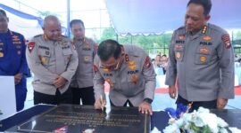 Kapolda Kepri Irjen Pol Yan Fitri Halimansyah saat menandatangani prasasti peresmian fasilitas penunjang kinerja Polda Kepri, Selasa (14/1/2025). Matapedia6.com/ Dok Humas.
