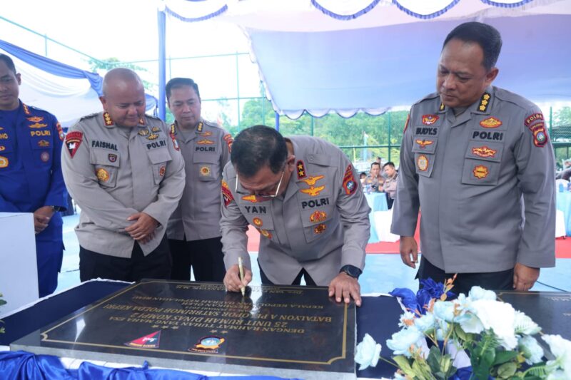 Kapolda Kepri Irjen Pol Yan Fitri Halimansyah saat menandatangani prasasti peresmian fasilitas penunjang kinerja Polda Kepri, Selasa (14/1/2025). Matapedia6.com/ Dok Humas.
