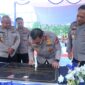Kapolda Kepri Irjen Pol Yan Fitri Halimansyah saat menandatangani prasasti peresmian fasilitas penunjang kinerja Polda Kepri, Selasa (14/1/2025). Matapedia6.com/ Dok Humas.

