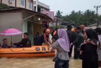 Tim tanggap bencana sedang melakukan evakuasi warga dari rumah mereka, yang terendam banjir di Daek Lingga, Rabu (15/1/2025). Matapedia6.com/Dok warga
