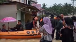 Tim tanggap bencana sedang melakukan evakuasi warga dari rumah mereka, yang terendam banjir di Daek Lingga, Rabu (15/1/2025). Matapedia6.com/Dok warga
