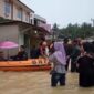 Tim tanggap bencana sedang melakukan evakuasi warga dari rumah mereka, yang terendam banjir di Daek Lingga, Rabu (15/1/2025). Matapedia6.com/Dok warga