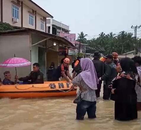 Tim tanggap bencana sedang melakukan evakuasi warga dari rumah mereka, yang terendam banjir di Daek Lingga, Rabu (15/1/2025). Matapedia6.com/Dok warga