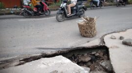 Kondisi jalan patah di Batuaji tepatnya di jalan masuk perumahan permata Puri, Kelurahan Buliang, Kecamatan Batuaji, Kota Batam, Kamis (16/1/2025).Matapedia6.com/Luci