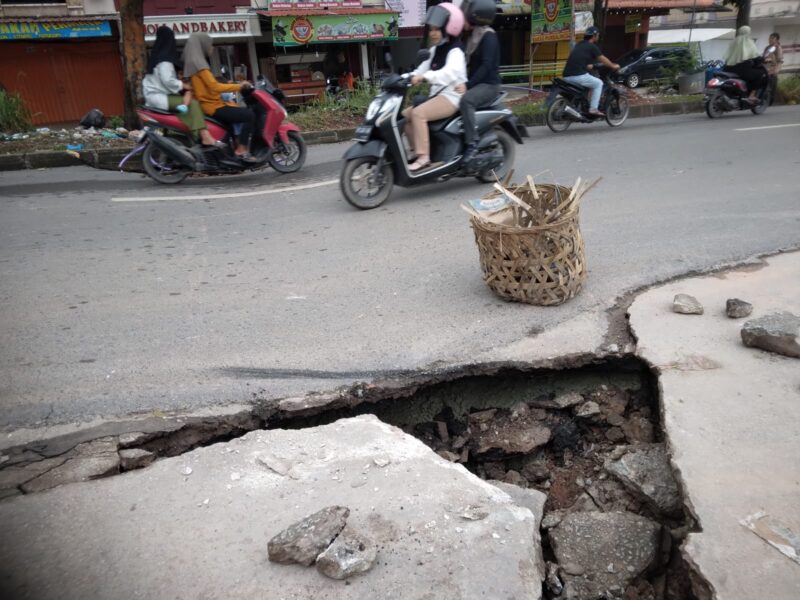 Kondisi jalan patah di Batuaji tepatnya di jalan masuk perumahan permata Puri, Kelurahan Buliang, Kecamatan Batuaji, Kota Batam, Kamis (16/1/2025).Matapedia6.com/Luci