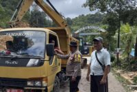 Petugas kepolisian dari Polsek Sekupang dan juga Dinas Bina Marga Kota Batam saat mengangkat material tanah longsor di Tiban Lama, Kecamatan Sekupang, Kamis (16/1/2025). Matapedia6.com/ Dok Polsek