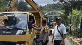 Petugas kepolisian dari Polsek Sekupang dan juga Dinas Bina Marga Kota Batam saat mengangkat material tanah longsor di Tiban Lama, Kecamatan Sekupang, Kamis (16/1/2025). Matapedia6.com/ Dok Polsek