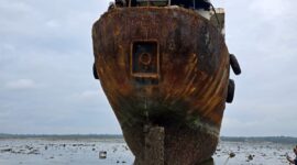 Kondisi kapal Tanker MT Amber 82 yang ditemukan tanpa awak dan tanpa muatan kandas diperairan Teluk Sebong, Kabupaten Bintan, Kepulauan Riau (Kepri), Rabu (15/1/2025). Matapedia6.com/Dok KPLP
