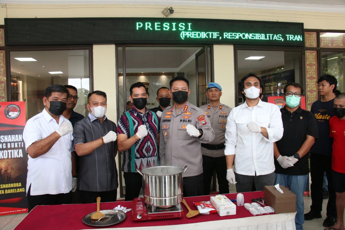 Kapolresta Barelang Kombes Pol Ompusunggu saat memimpin konferensi pers pemusnahan narkotika jenis Sabu di Loby Utama Polresta Barelang, Jumat (17/1/2024).Matapedia6.com/Dok Polresta
