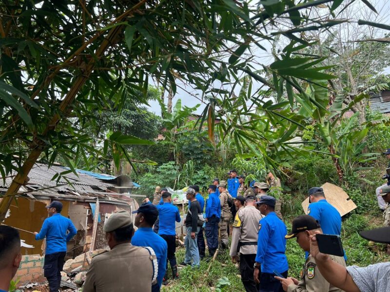 Tim gabungan bongkar rumah semi permanen di Simpang Dam, diduga menjadi tempat penyalahgunaan narkotika jenis sabu, Jumat (17/1/2025). Matapedia6.com/ Dok Polresta