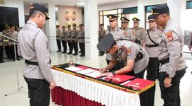 Kapolresta Barelang Kombes Pol H Ompusunggu pimpin serah terima Jabatan Kapolsek  Batuaji dan Kapolsek Batuampar di loby utama Polresta Barelang, Sabtu (18/1/2025). Matapedia6.com/Dok Polresta Barelang