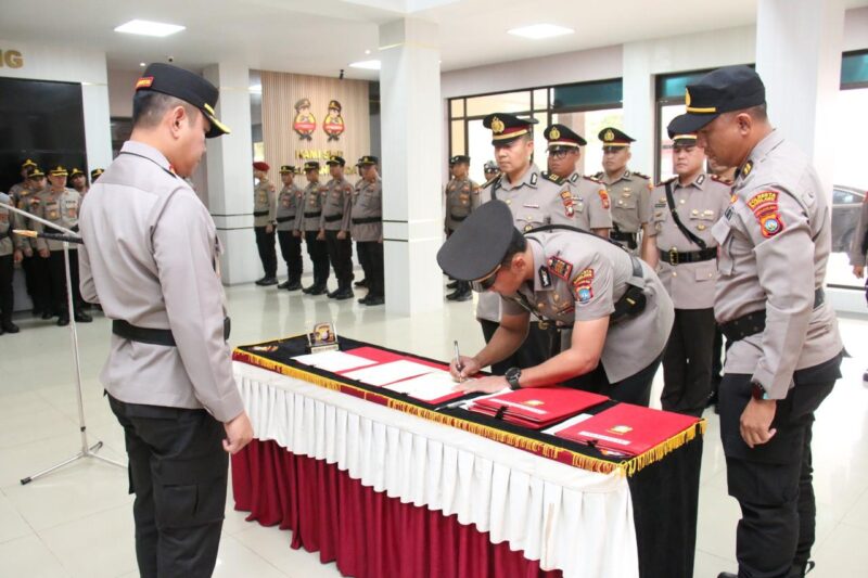 Kapolresta Barelang Kombes Pol H Ompusunggu pimpin serah terima Jabatan Kapolsek  Batuaji dan Kapolsek Batuampar di loby utama Polresta Barelang, Sabtu (18/1/2025). Matapedia6.com/Dok Polresta Barelang