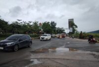 Kondisi jalan rusak di Sagulung tepatnya di pintu masuk kawasan SP Plaza penyebab biang macet tiap hari, Minggu (19/1/2025). Matapedia6.com/Zalfirega