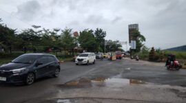 Kondisi jalan rusak di Sagulung tepatnya di pintu masuk kawasan SP Plaza penyebab biang macet tiap hari, Minggu (19/1/2025). Matapedia6.com/Zalfirega