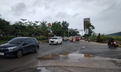 Kondisi jalan rusak di Sagulung tepatnya di pintu masuk kawasan SP Plaza penyebab biang macet tiap hari, Minggu (19/1/2025). Matapedia6.com/Zalfirega