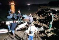 Tim terpadu kota Batam saat melakukan patroli dan penangkapan buaya yang lepas dari penangkaran di pulau bulan, Minggu (19/1/2025). Matapedia6.com/ Dok Lantamal V