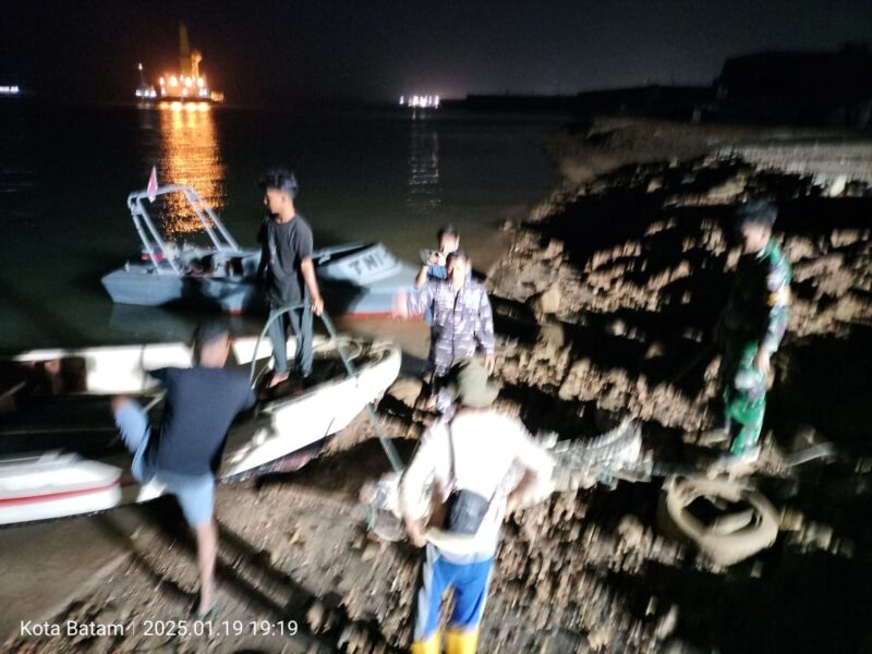 Tim terpadu kota Batam saat melakukan patroli dan penangkapan buaya yang lepas dari penangkaran di pulau bulan, Minggu (19/1/2025). Matapedia6.com/ Dok Lantamal V