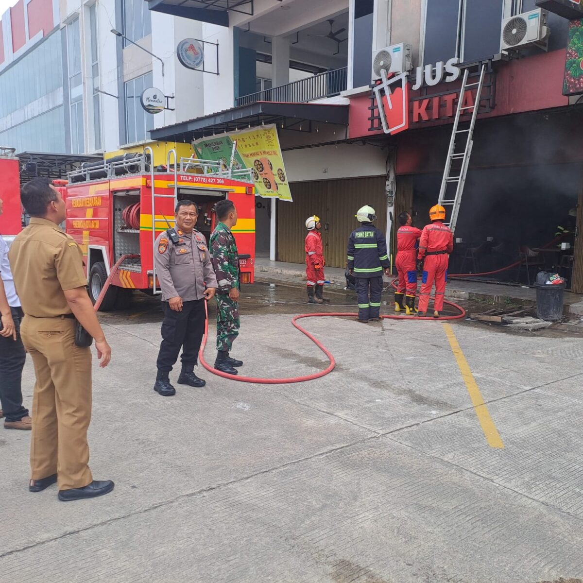 Petugas pemadam kebakaran saat melakukan pemadaman api yang membakar ruko tempat usaha Jus Kita di Mintra Raya 2 Batam Centre, Senin (20/1/2025). Matapedia6.com/ Dok Damkar Batam