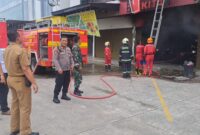 Petugas pemadam kebakaran saat melakukan pemadaman  api yang membakar ruko tempat usaha Jus Kita di Mintra Raya 2 Batam Centre, Senin (20/1/2025). Matapedia6.com/ Dok Damkar Batam