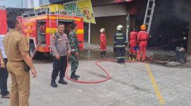 Petugas pemadam kebakaran saat melakukan pemadaman  api yang membakar ruko tempat usaha Jus Kita di Mintra Raya 2 Batam Centre, Senin (20/1/2025). Matapedia6.com/ Dok Damkar Batam