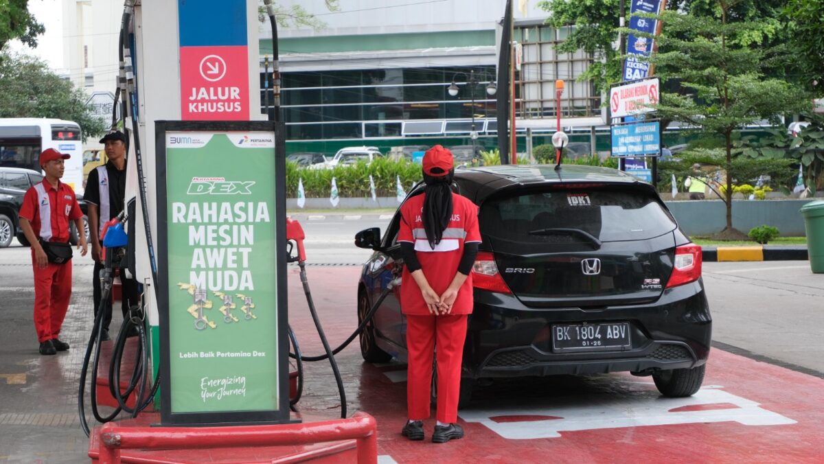 Petugas SPBU tengah melayani konsumen di Kepri. Foto:Istimewa
