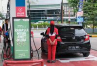 Petugas SPBU tengah melayani konsumen di Kepri. Foto:Istimewa
