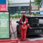 Petugas SPBU tengah melayani konsumen di Kepri. Foto:Istimewa