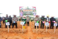 Kapolda Kepri Irjen Pol Yan Fitri Halimansyah bersama FKPD provinsi tanam jagung secara simbolis di lahan yang dikelola Polda Kepri di Teluk Mata Ikan Nongsa, Kota Batam, Selasa (21/1/2025). Matapedia6.com/Luci