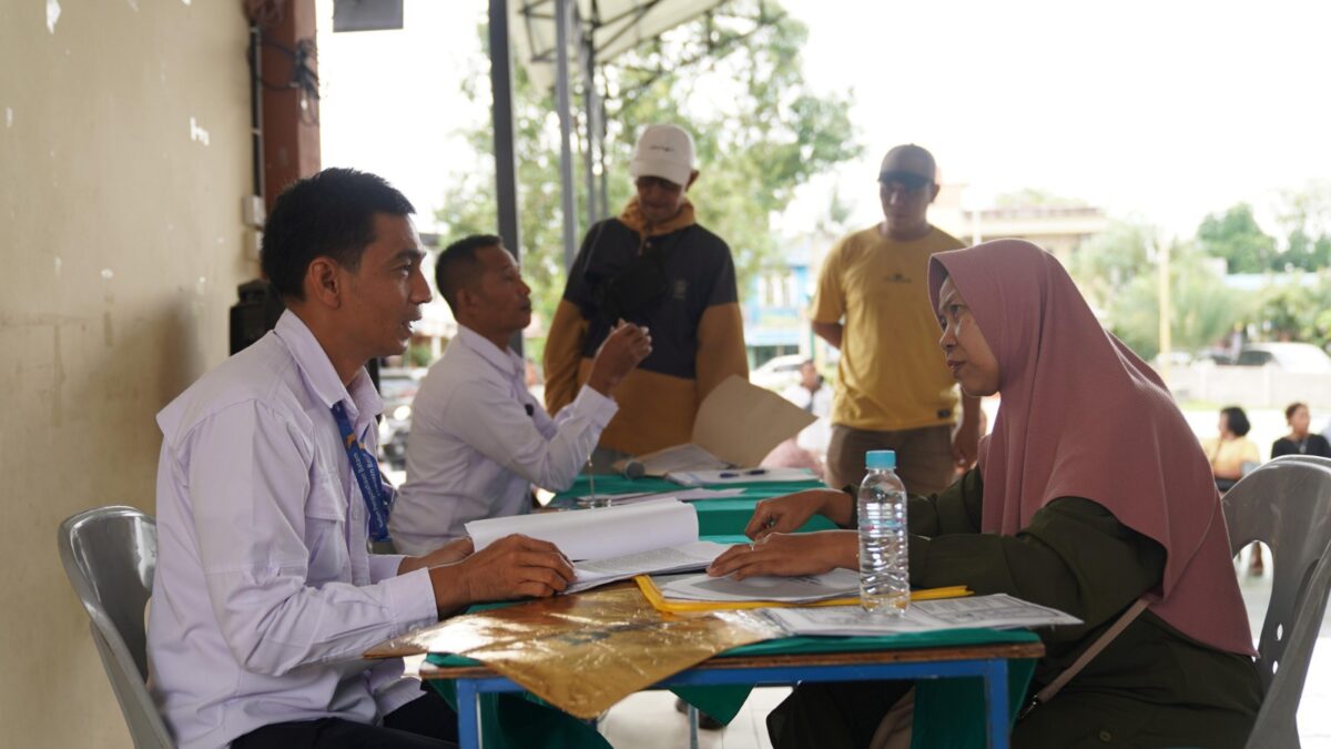 Warga tengah bayar UWTO. Foto:Dok/Humas BP Batam
