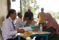 Warga tengah bayar UWTO. Foto:Dok/Humas BP Batam