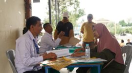 Warga tengah bayar UWTO. Foto:Dok/Humas BP Batam