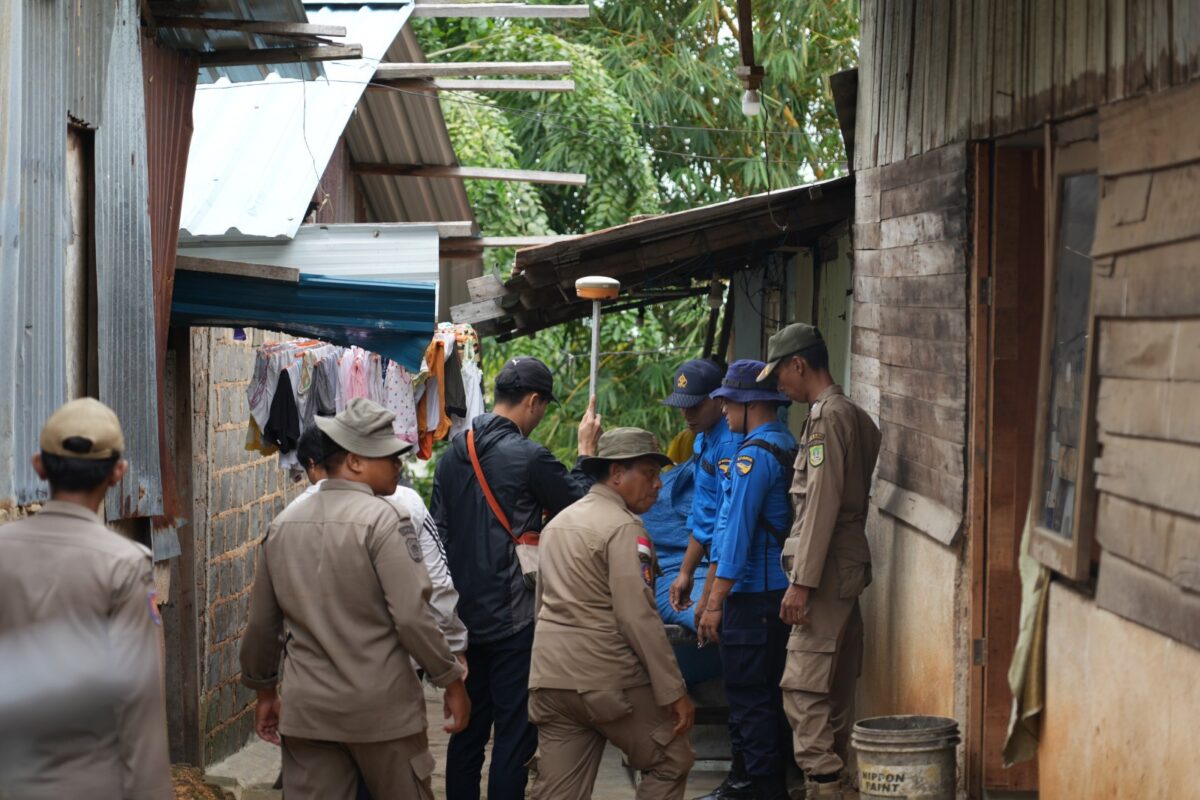 Ditpam BP Batam data dan ukur lahan warga yang terdampak pelebaran jalan di Batu Ampar-Seraya, Selasa (21/1/2025). Foto:Dok/Humas BP