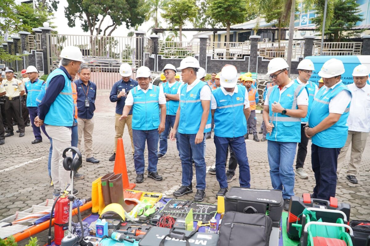 Petugas PLN Batam sedang cek kesiapan. Foto:Istimewa