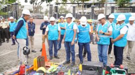 Petugas PLN Batam sedang cek kesiapan. Foto:Istimewa