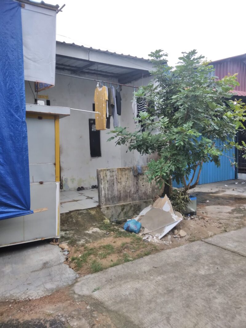 Kondisi rumah kos ibu yang diduga menganiaya anaknya di Kelurahan Sei Lekop Kecamatan Sagulung, Rabu (22/1/2025). Matapedia6.com/ Luci
