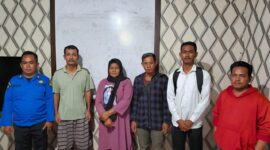 Keluarga pelaku dan korban foto bersama setelah sepakat berdamai dan kasus pidananya diselesaikan melalui Restorative justice di Polresta Barelang, Rabu (22/1/2025). Matapedia6.com/ Dok Polresta Barelang