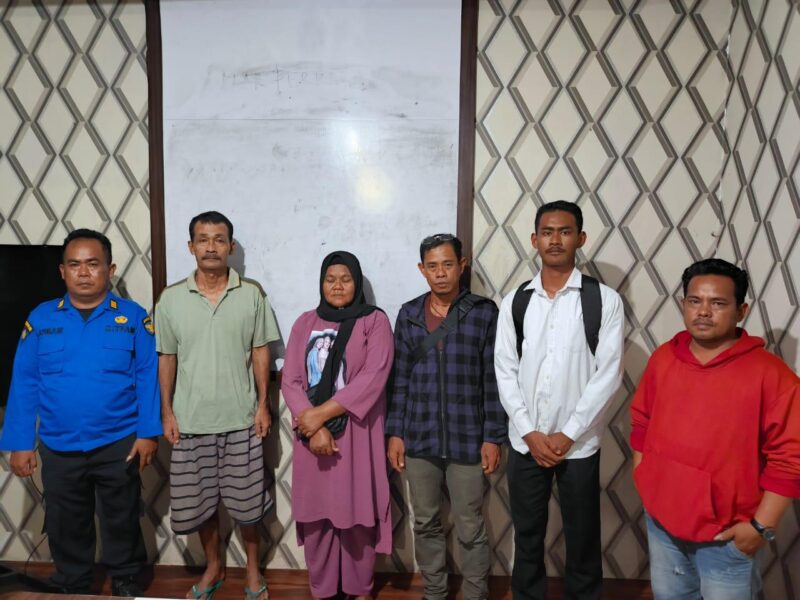 Keluarga pelaku dan korban foto bersama setelah sepakat berdamai dan kasus pidananya diselesaikan melalui Restorative justice di Polresta Barelang, Rabu (22/1/2025). Matapedia6.com/ Dok Polresta Barelang