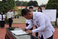 Kalapas Kelas IIA Batam Heri Kusrita saat melakukan penandatangan fakta integritas bersama seluruh pejabat Lapas Batam menuju WBBM tahun 2025, Rabu (22/1/2025). Matapedia6.com/Dok Lapas Batam